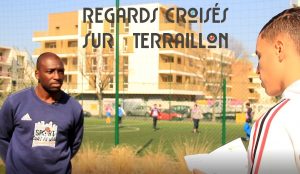 Walid, jeune habitant de Bron Terraillon, interviewe Fabrice, éducateur "sport dans la ville".