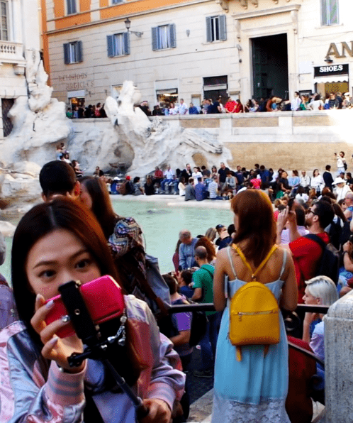 Attroupement touristique devant la fontaine de Tréville à Rome... au paradis du selfie !
