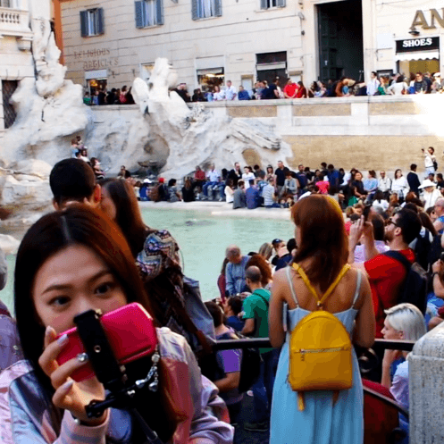 Attroupement touristique devant la fontaine de Tréville à Rome... au paradis du selfie !
